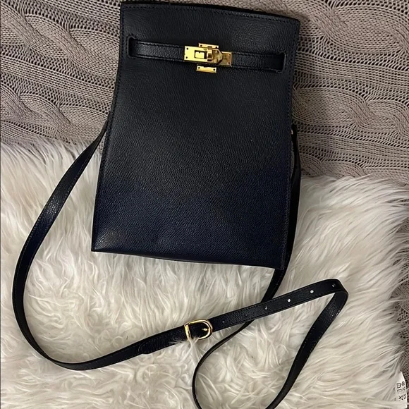 Elegant Black Crossbody Bag with Structured Design - Picture 2 of 10